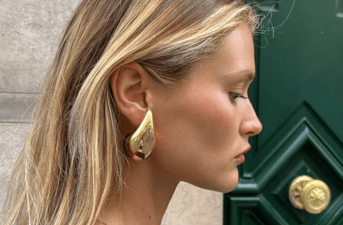 hailey beiber wearing chunky earring gold